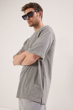 TRENDYOL MAN Gri Oversize/Genis Kesim Yumusak Tuseli Kadife Gorunumlu T-Shirt TMNSS25TS00106