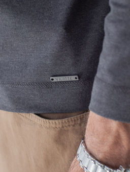 Тонкий лонгслив с круглым воротом на пуговицах из премиального хлопка с эластаном