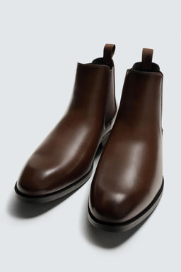POINTED CHELSEA BOOTS