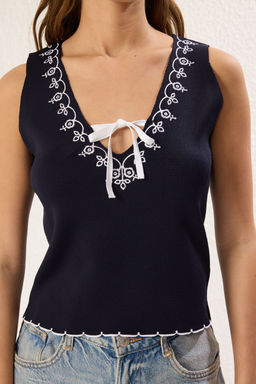 Lacivert V Yaka Nak?sl? Fiyonklu Ince Bluz TWOSS25BZ00302 - Trendyolmilla фото 3