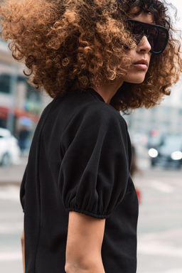 TOP MANGA ABULLONADA / Negro - Zara фото 6