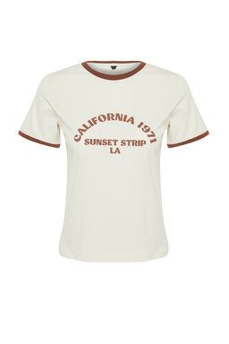 TRENDYOLMILLA Ekru %100 Pamuk Slogan Bask?l? Kontrast Biye Detayl? Orme T-Shirt TWOSS24TS00105  фото 15