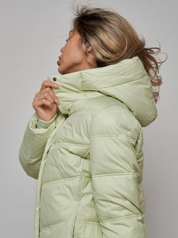 Пальто утепленное молодежное зимнее женское светло-зеленого цвета 52325ZS - Holdluck фото 17