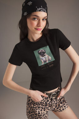 TRENDYOLMILLA Siyah Fiyonk Detayl? Bask?l? Fitted/Vucuda Oturan Orme T-Shirt TWOSS25TS00113