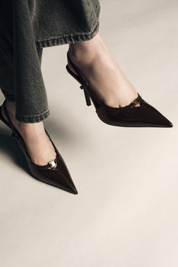 ZAPATO DESTALONADO EN PUNTA / Marr?n