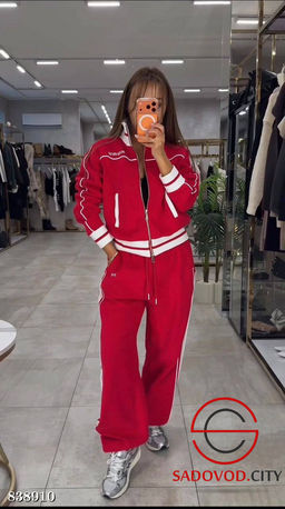 Спортивный женский костюм