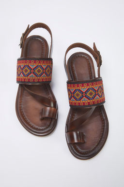 Trendyol Shoes Kahverengi Etnik Desenli Parmak Aras? Kad?n Sandalet TAKSS25SD00049