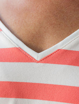 Футболка в полоску с V-вырезом и цельнокроеным рукавом из премиального хлопка