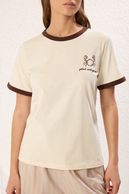 TRENDYOLMILLA Tas %100 Pamuk Nak?sl? Kontrast Biye Detayl? Orme T-Shirt TWOSS24TS00037  фото 16