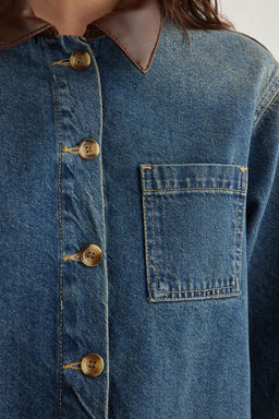 Koyu Mavi Etek Ucu Puskullu Kontrast Deri Yaka Vintage Crop Oversize Denim Ceket TWOSS25CE00026 - Trendyolmilla фото 4