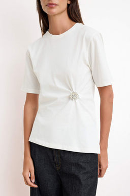 Ekru Regular/Normal Kal?p K?sa Kollu Aksesuar Detayl? Tok %100 Pamuk Orme T-Shirt TWOSS26TS00086 - Trendyolmilla фото 3