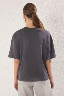 Antrasit %100 Pamuk Tas Detayl? Relaxed/Genis Rahat Kesim Bisiklet Yaka Orme T-Shirt TWOSS23TS00153