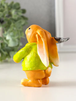 Фигурка полистоун Зайчик с лопатой, в зелёном пальто, 6?7.5?9.5 см