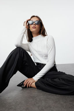 Trendyolmilla Ekru Fitted Fermuarl? Bisiklet Yaka Biye Detayl? Fitilli Esnek Orme Bluz TWOAW25BZ00154