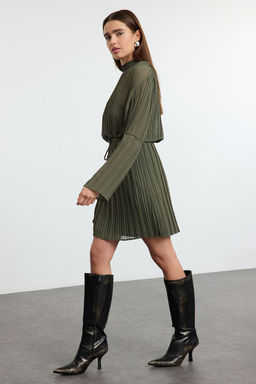 Trendyolmilla Siyah Kusakl? Etegi Belden Ac?lan Pliseli Mini Dokuma K?sl?k Elbise TWOAW25EL00496  фото 7