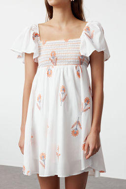 Ekru Cicekli Etegi Belden Ac?lan S?rt Detayl? Onu Gipeli Mini Dokuma Elbise TWOSS24EL01123 - Trendyolmilla фото 4