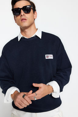 TRENDYOL MAN Lacivert Oversize/Genis Kesim Yumusak Dokulu Kolej Temal? Sweatshirt TMNAW24SW00245