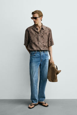 CAMISA FLUIDA ESTAMPADO ABSTRACTO / Marr?n