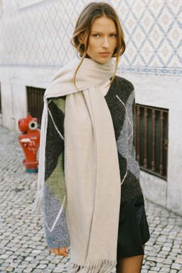 SOFT FRINGED SCARF