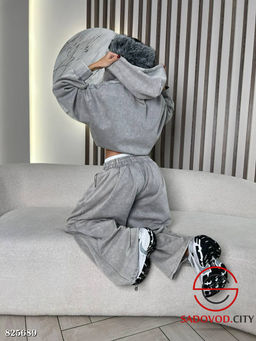 Спортивный женский костюм