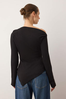 Siyah Drapeli Kay?k Yaka Asimetrik Esnek Uzun Kol Orme Bluz TWOAW24BZ00393