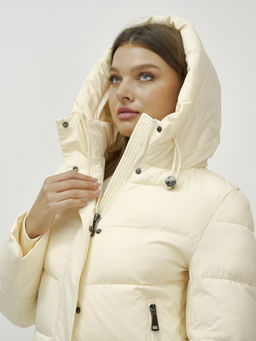 Пальто утепленное стеганное зимнее с капюшоном женское светло-бежевого цвета 9636_1SB - Mtforce фото 15
