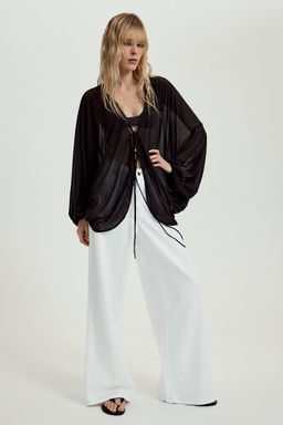 TOP CREPE MANGA ABULLONADA / Negro