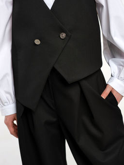 Черный школьный жилет для девочки Mooriposh, модель 1121 фото 4