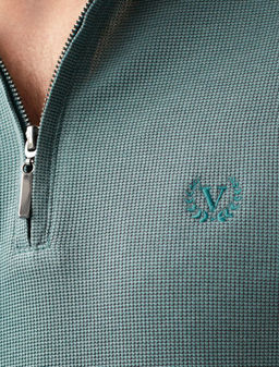 Лонгслив из мягкого фактурного трикотажа с плетеным воротником поло на молнии - Vilatte фото 4