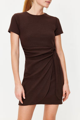 Kahverengi Baglama Detayl? Bisiklet Yaka Triko Gorunumlu Mini Orme Elbise TWOSS22EL0751