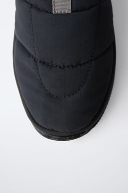 ZAPATILLA ACOLCHADA / Negro