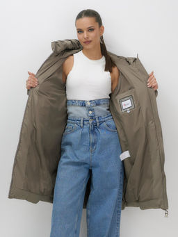 Пальто зимнее утепленное с капюшоном женское светло-коричневого цвета 7779SK - Visdeer фото 13