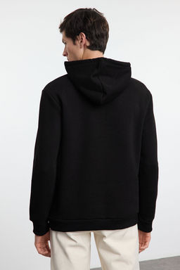 Siyah Regular/Normal Kesim Kabar?k Yaz? Bask?l? Kapusonlu Sweatshirt TMNAW25SW00105