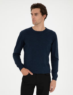 Темно-синий зауженный свитер