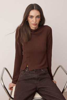 Kahverengi Dugme Detayl? Asimetrik Vucuda Oturan Esnek Orme Bluz TWOAW26BZ00040
