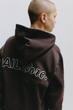 SUDADERA CAPUCHA TEXTO RIZO / Marr?n