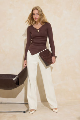 Kahverengi Fitted/Vucuda Oturan V Yaka Uzun Kollu Esnek Orme Bluz TWOSS26BZ00244