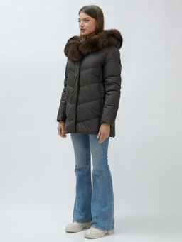 с МЕХОМ ПЕСЕЦ ПРЕМИУМ класса Полупальто зимние темно-коричневого цвета - Mtforce фото 11