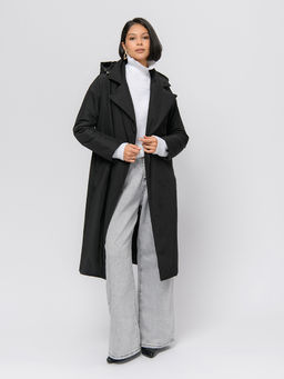 Плащ черного цвета с поясом и отложным воротником