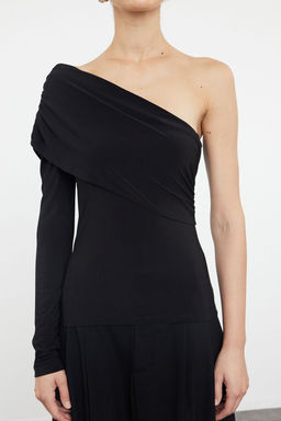 Trendyolmilla Siyah Tek Kol Drape Detayl? Asimetrik Vucuda Oturan Regular/Normal Esnek Orme Bluz TWOAW25BZ00029