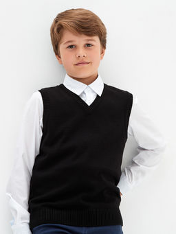 Черный вязаный жилет для мальчика