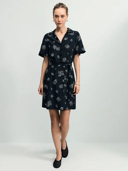 Платье с поясом и цветочным принтом