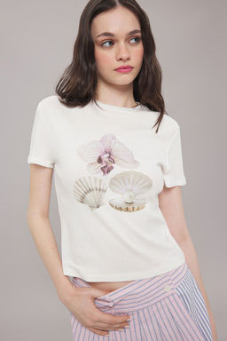 TRENDYOLMILLA Ekru Bask?l? Fitted/Vucuda Oturan Orme T-shirt TWOSS25TS00108