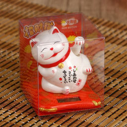 Маятник настольный антистресс «Манэки-нэко белый на подушке», пластик, от солнечной батареи, 6.5×7.5×7 см