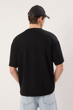 TRENDYOL MAN Siyah Oversize/Genis Kesim Metal Etiket Detayl? Yumusak Doku Interlok Kumas T-Shirt TMNSS25TS00105 - Trendyolmilla фото 16