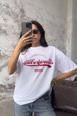 TRENDYOLMILLA Kahverengi Oversize/Genis Kal?p Bask?l? Orme T-Shirt TWOSS25TS00121