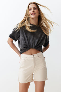 TRENDYOLMILLA Ekru Pacas? Katlamal? Yuksek Bel Denim Sort TWOSS20SR0231