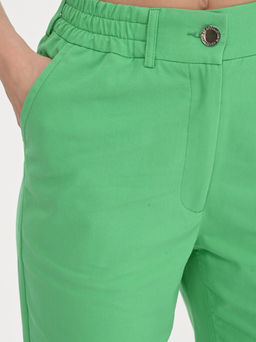 Легкие и комфортные летние брючки из хлопка с добавлением лайкры.