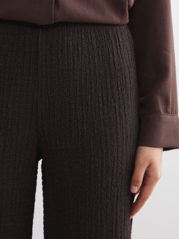 Beli Lastikli Dokulu Geni? Pa?a Kad?n Pantolon