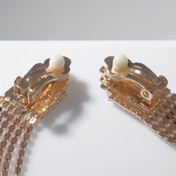 Клипсы для ушей висячие со стразами QF «Вечеринка», лесенка, цвет белый в золоте